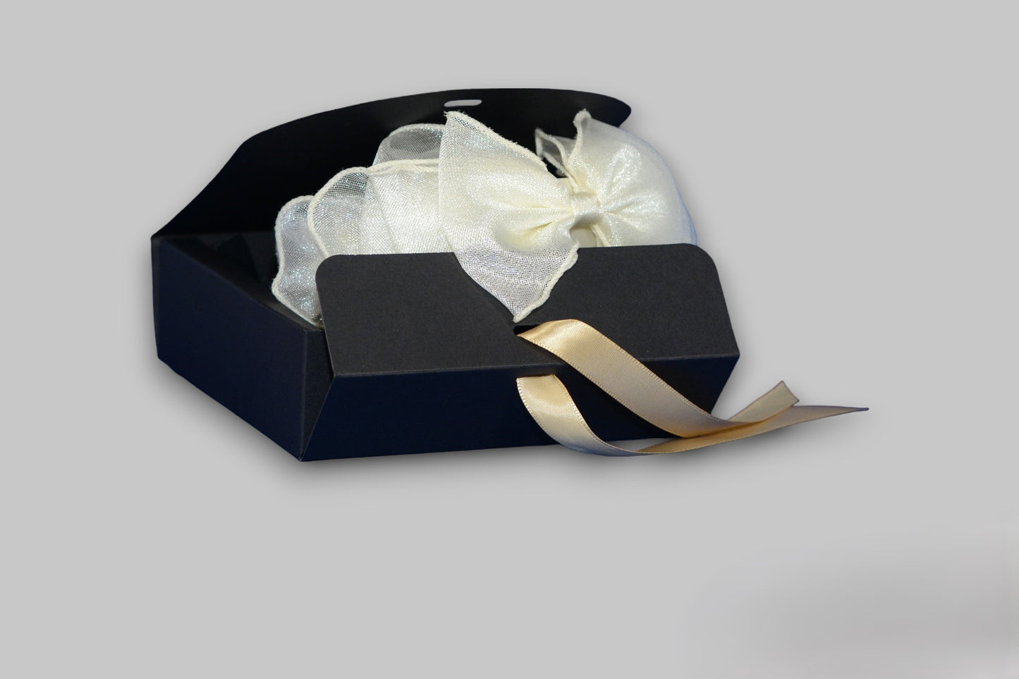 Haarreifen mit aufwendiger Gaze Schleife